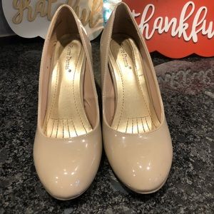 Nude paten leather pump 8.5